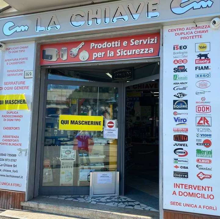 La vetrina principale di La Chiave in Via Ravegnana a Forlì